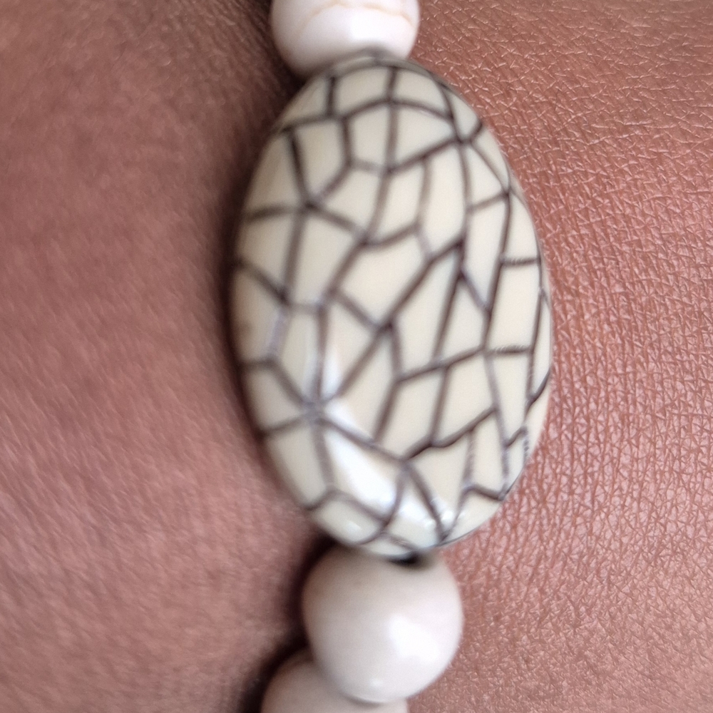 Handcrafted White Howlite Braclet with Safari Stone! - Picture 5 of 9